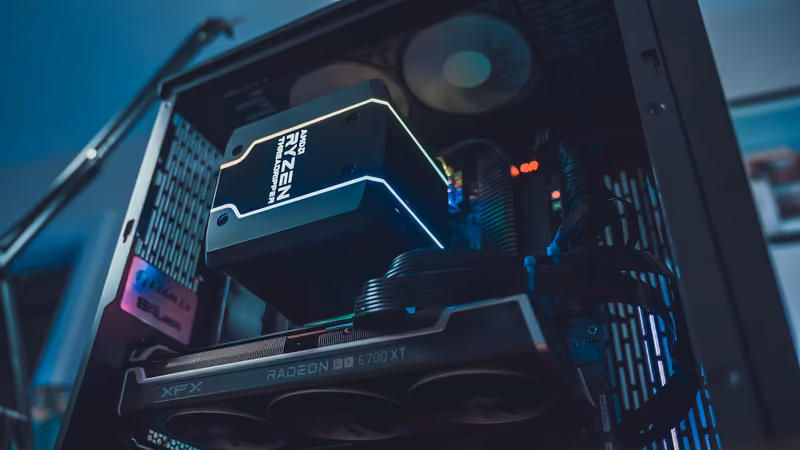 Interior de PC gaming ensamblada con refrigeración y tarjeta Radeon